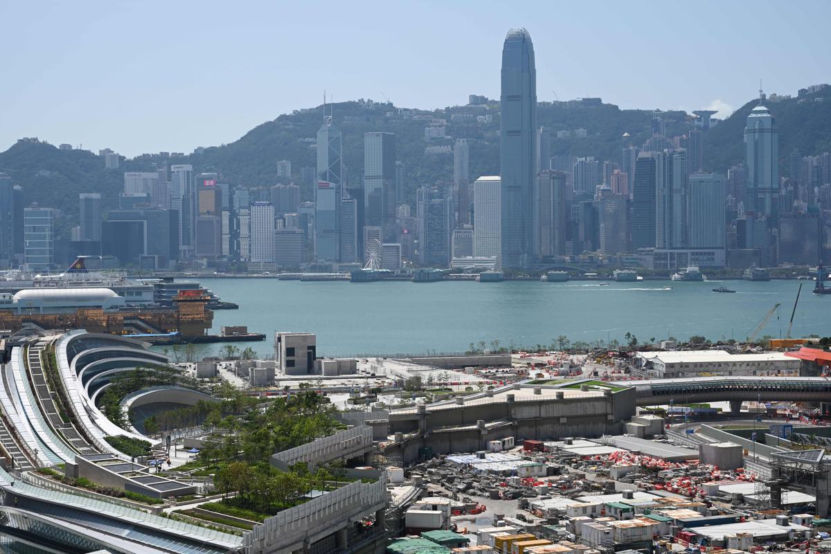 Toàn cảnh ga tàu Tây Cửu Long phía trước bến cảng (bên trái) ở Hồng Kông của Tuyến Đường sắt Cao tốc đến Quảng Châu, tỉnh Quảng Đông, Trung Quốc, và đường chân trời của Đảo Hồng Kông (phía sau) vào ngày 21/09/2018. (Ảnh: Anthony Wallace/AFP qua Getty Images)