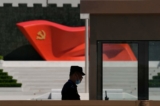 Một nhân viên bảo vệ đứng gần một bức tượng lá cờ của Đảng Cộng sản Trung Quốc tại Bảo tàng Đảng Cộng sản Trung Quốc tại Bắc Kinh, vào ngày 26/05/2022. (Ảnh: Ng Han Guan/AP File)