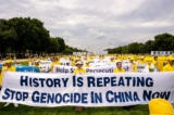Các học viên Pháp Luân Công chuẩn bị diễn hành xuống Đại lộ Pennsylvania để tưởng niệm 23 năm cuộc đàn áp của Đảng Cộng sản Trung Quốc đối với pháp môn này ở Trung Quốc, tại Hoa Thịnh Đốn vào ngày 21/07/2022. (Ảnh: Samira Bouaou/The Epoch Times)