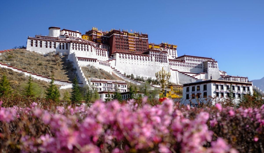 Mặt trước Cung điện Potala ở Lhasa, Tây Tạng, hôm 31/3/2022. (Ảnh: VCG qua Getty Images)