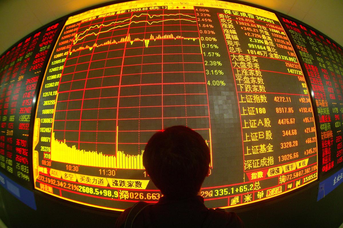 Một nhà đầu tư xem giá cổ phiếu trên màn hình tại một công ty chứng khoán ở Trường Xuân, tỉnh Cát Lâm, Trung Quốc, hôm 28/05/2007. (Ảnh: China Photos/Getty Images)