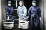 Các bác sĩ mang nội tạng đi phẫu thuật cấy ghép tại một bệnh viện ở tỉnh Hà Nam, Trung Quốc, vào ngày 16/08/2012. (Ảnh: Ảnh chụp màn hình/Sohu.com)