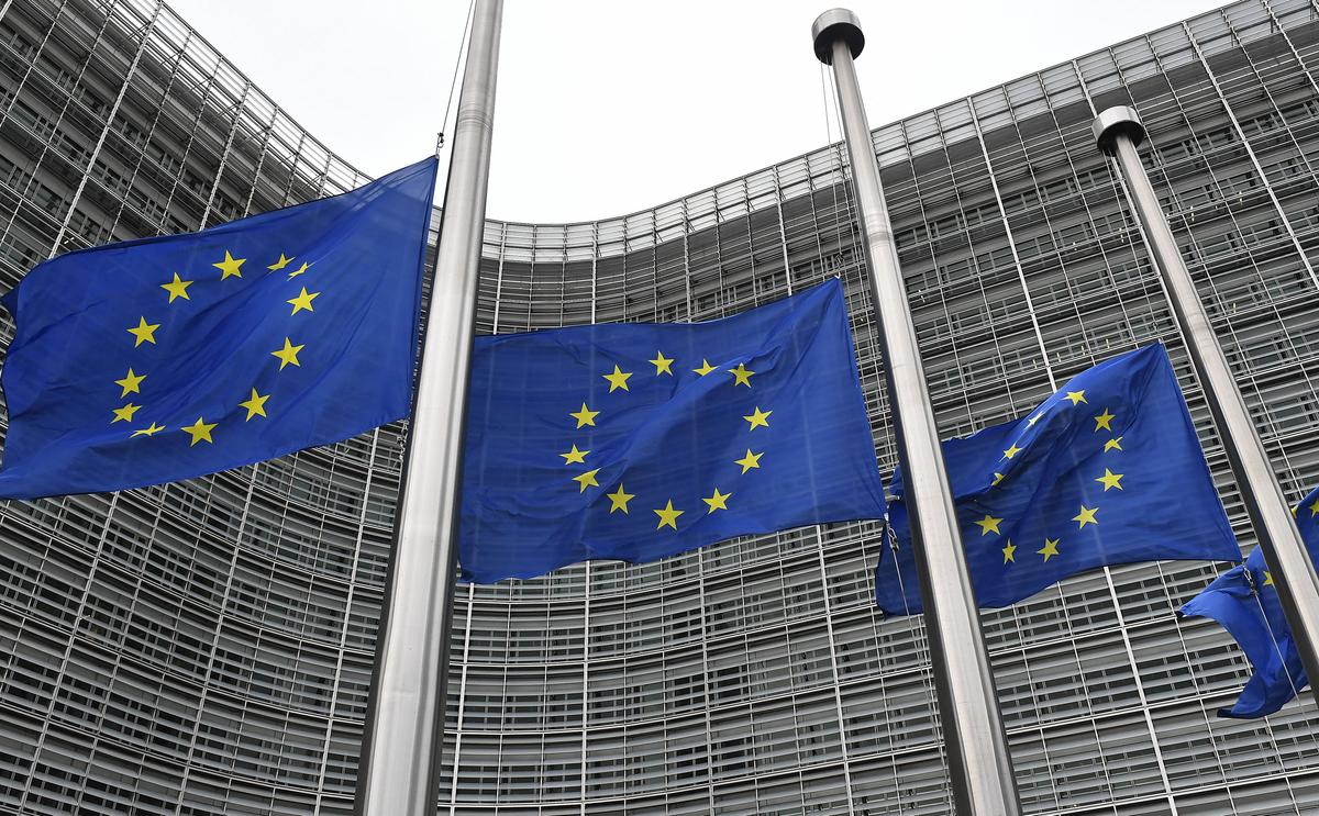 Cờ Âu Châu tung bay tại trụ sở EU ở Brussels, hôm 09/09/2022. (Ảnh: John Thys/AFP qua Getty Images)