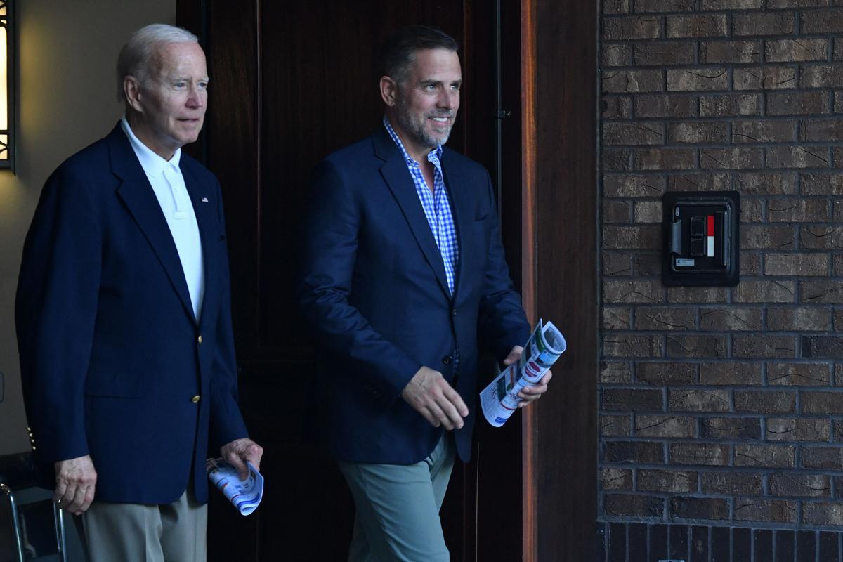 Tổng thống Joe Biden (trái) cùng con trai Hunter Biden rời Nhà thờ Giáo xứ Thánh Linh (Holy Spirit Catholic Church) sau khi tham dự thánh lễ ở Johns Island, South Carolina, ngày 13/08/2022. (Ảnh: Nicholas Kamm/AFP qua Getty Images)