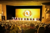 Công ty Nghệ thuật Biểu diễn Shen Yun Tân Kỷ Nguyên chào khán giả trước khi hạ màn tại Nhà hát Zellerbach hôm 16/01/2023. (Ảnh: Zhou Rong/The Epoch Times)