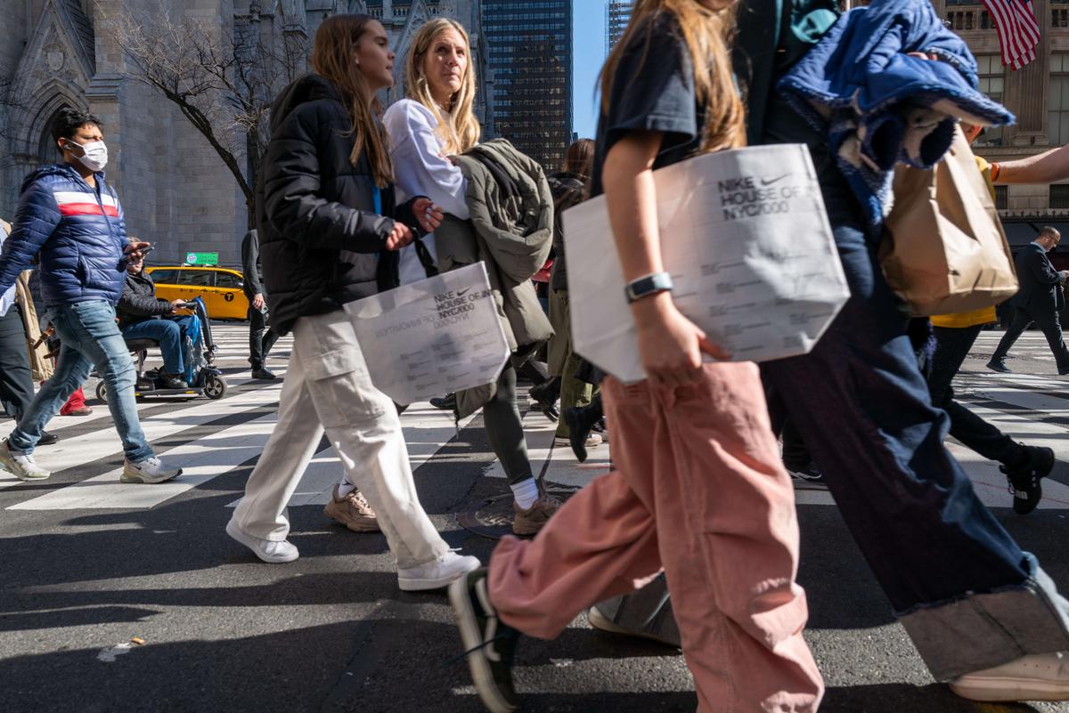 Mọi người đi bộ dọc theo Đại lộ số 5 ở Manhattan, một trong những con phố mua sắm hàng đầu quốc gia, ở thành phố New York, hôm 15/02/2023. (Ảnh: Spencer Platt/Getty Images)