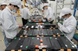 Công nhân tại một nhà máy của Công ty Pin Xe điện Hân Vượng Đạt (Xinwangda), chuyên sản xuất pin lithium cho xe hơi điện và các mục đích sử dụng khác, ở Nam Kinh, tỉnh Giang Tô, phía đông Trung Quốc, vào ngày 12/03/2021. (Ảnh: STR/AFP qua Getty Images)