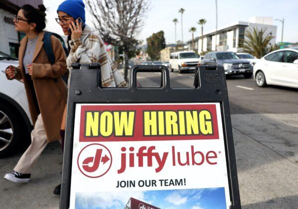 Biển báo “Cần tuyển dụng” bên ngoài một cơ sở Jiffy Lube ở Los Angeles, California, hôm 02/02/2023. (Ảnh: Mario Tama/Getty Images)