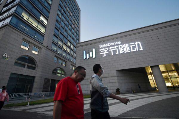 Người dân đi ngang qua trụ sở của ByteDance, công ty mẹ của ứng dụng chia sẻ video TikTok, tại Bắc Kinh vào ngày 16/09/2020. (Ảnh: Greg Baker/AFP qua Getty Images)