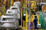 Các nhân viên lắp ráp xe hơi tại nhà máy lắp ráp của Ford ở Chicago, Illinois, hôm 24/06/2019. (Ảnh: Jim Young/AFP qua Getty Images)