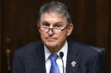 Thượng nghị sĩ Joe Manchin (Dân Chủ-West Virginia), Chủ tịch Ủy ban Tài nguyên và Năng lượng Thượng viện, chủ trì phiên điều trần về công nghệ pin ở Hoa Thịnh Đốn hôm 22/09/2022. (Ảnh: Kevin Dietsch/Getty Images)