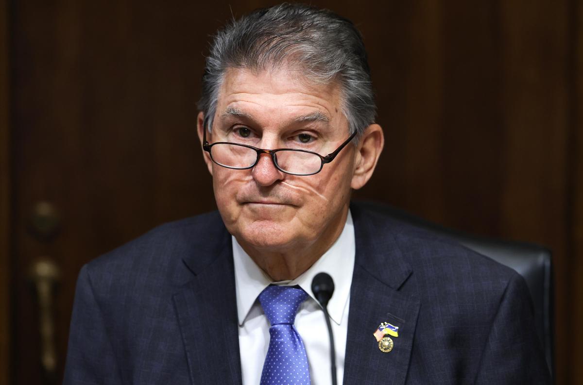 Ông Manchin: Quy định mới của TT Biden về tín thuế xe điện cho phép Trung Quốc hưởng lợi từ ‘sự trợ giúp của người đóng thuế Mỹ’