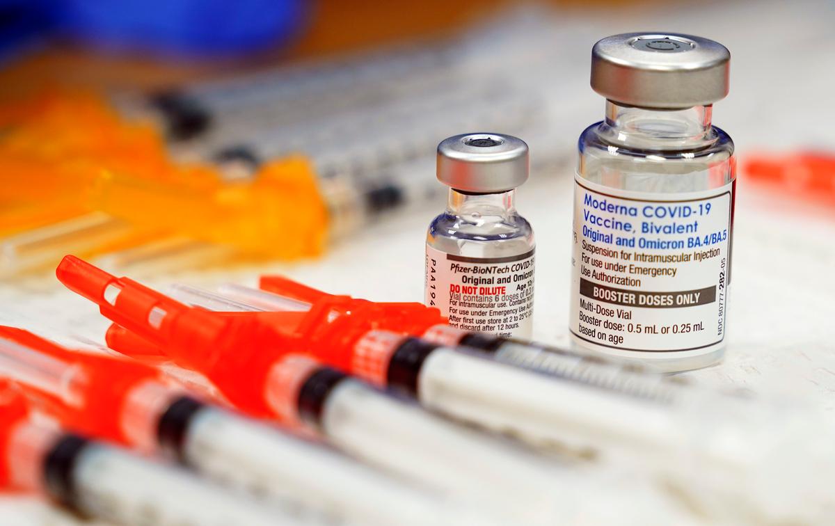 Hai lọ vaccine COVID-19 lưỡng trị của Pfizer và Moderna đang được để sẵn trên bàn tại một phòng khám ở Richmond, Virginia, trong một bức ảnh tư liệu đề ngày 17/11/2022. (Ảnh: Steve Helber/AP Photo)