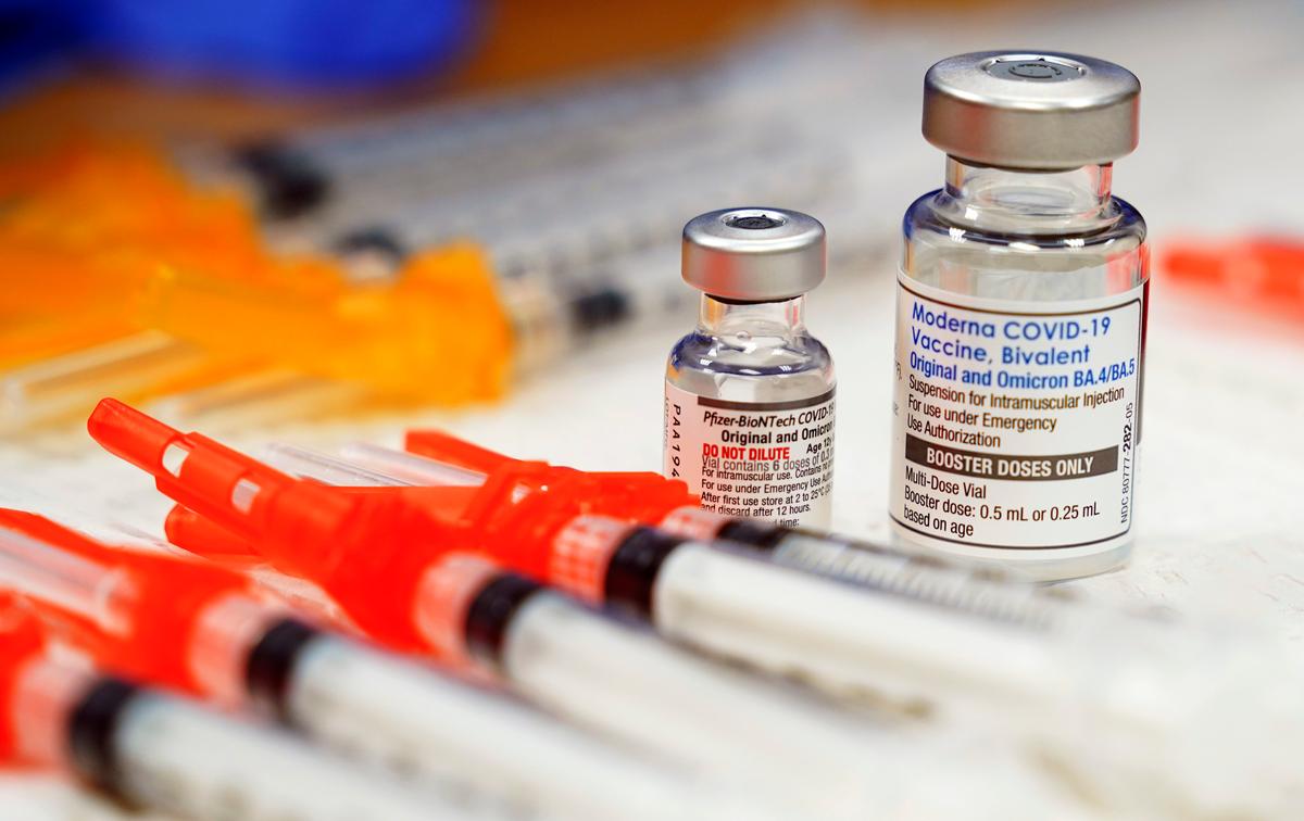 Hai lọ vaccine COVID-19 lưỡng trị của Pfizer và Moderna đang được để sẵn trên bàn tại một phòng khám ở Richmond, Virginia, trong một bức ảnh tư liệu đề ngày 17/11/2022. (Ảnh: Steve Helber/AP Photo)