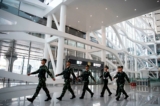 Cảnh sát bán quân sự Trung Quốc tuần hành bên trong Phi trường Quốc tế Đại Hưng mới khai trương ở Bắc Kinh vào ngày 28/09/2019. (Ảnh: Noel Celis/AFP qua Getty Images)