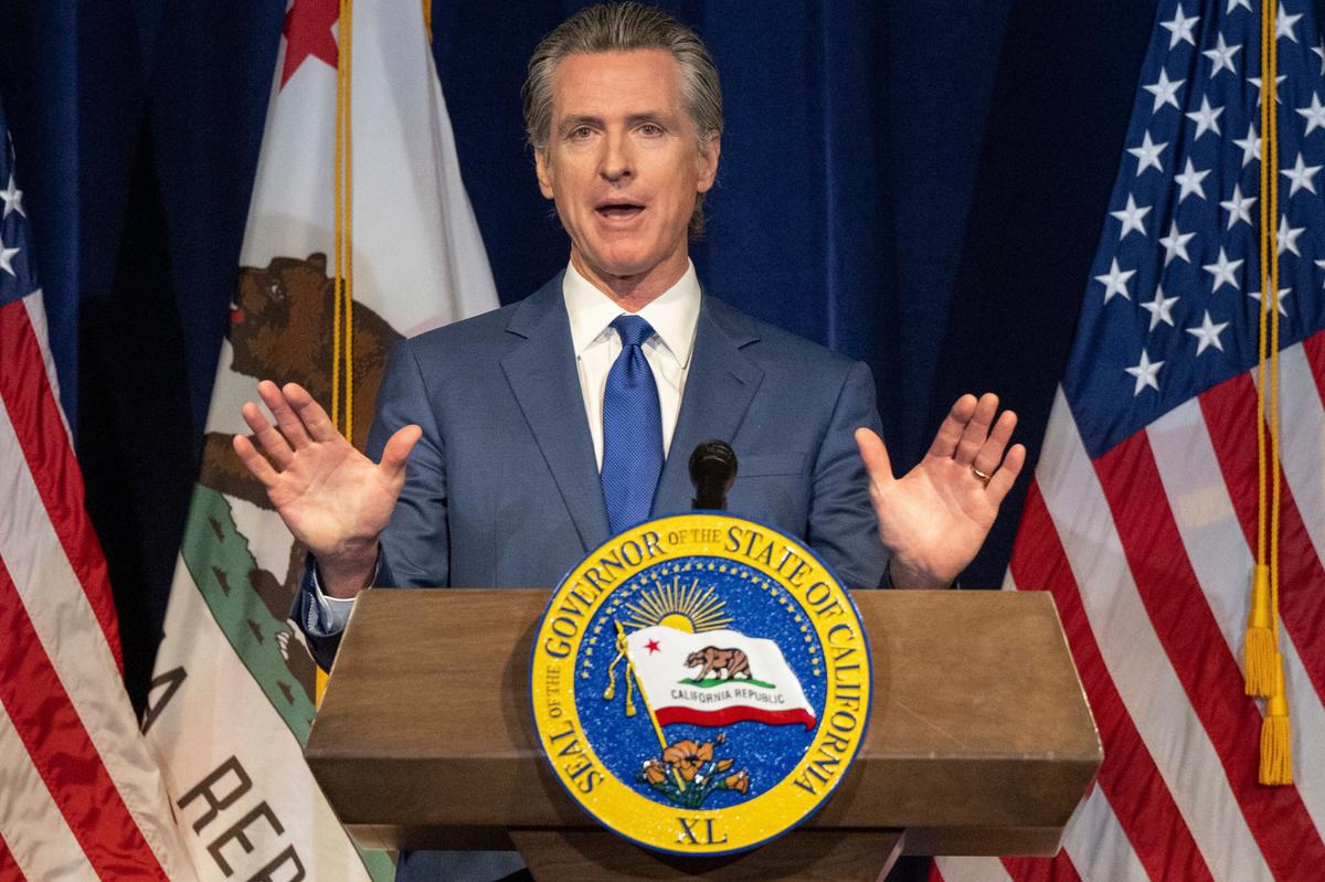 Ông Gavin Newsom, Thống đốc tiểu bang California, công bố bản sửa đổi ngân sách tháng Năm tại Sacramento hôm 12/05/2023. Ông Newsom cho biết thâm hụt ngân sách của tiểu bang này đã tăng lên gần 32 tỷ USD, nhiều hơn khoảng 10 tỷ USD so với dự đoán vào tháng Một khi ông Newsom đưa ra đề nghị ngân sách đầu tiên. (Ảnh: Hector Amezcua/The Sacramento Bee qua AP)