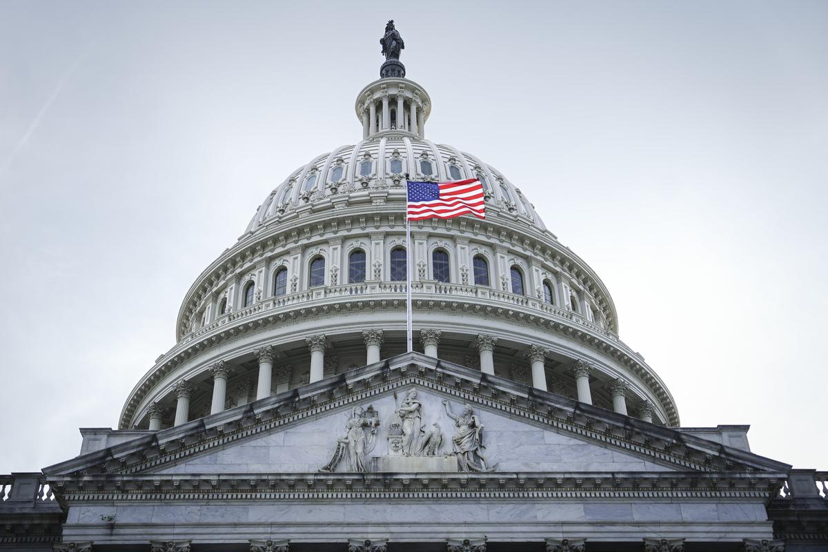 Quốc kỳ Hoa Kỳ trên mái vòm của tòa nhà Quốc hội Hoa Kỳ ở Hoa Thịnh Đốn, hôm 12/05/2023. (Ảnh: Madalina Vasiliu/The Epoch Times)