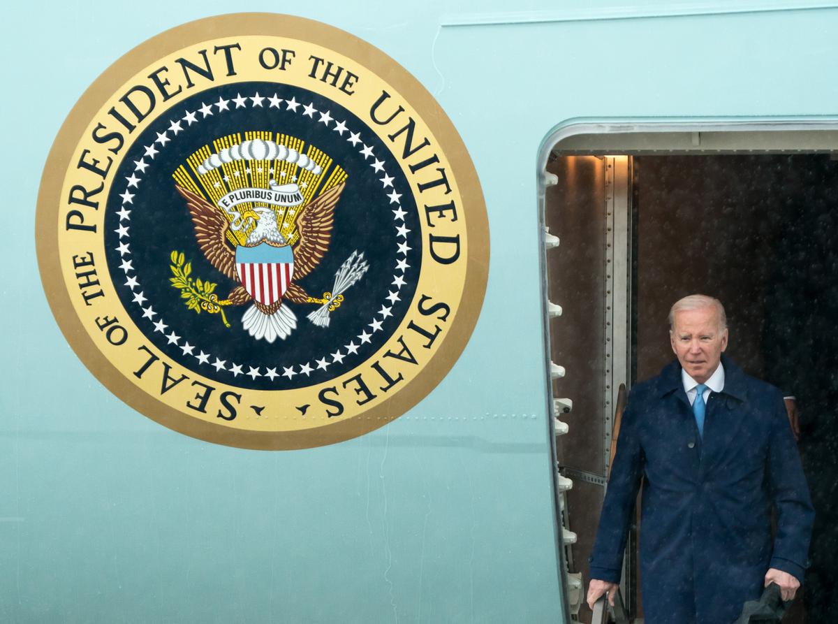 Tổng thống Joe Biden đến Trạm Không quân Thủy quân lục chiến Iwakuni, ở Iwakuni, Nhật Bản, hôm 18/05/2023. (Ảnh: Tomohiro Ohsumi/Getty Images)