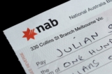 Một tấm chi phiếu của Ngân hàng Quốc gia Úc ở Melbourne, Úc, hôm 07/09/2012. (Ảnh: AAP Image/Julian Smith)