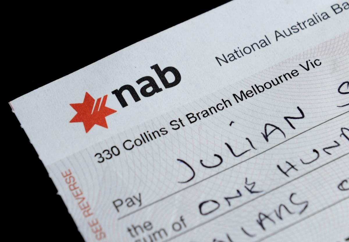 Một tấm chi phiếu của Ngân hàng Quốc gia Úc ở Melbourne, Úc, hôm 07/09/2012. (Ảnh: AAP Image/Julian Smith)