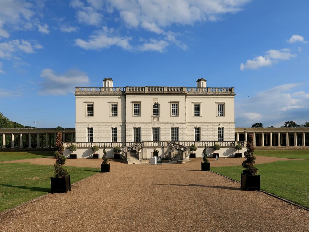 Cung Hoàng hậu nhìn từ cổng chính, tọa lạc trong Khu Tự quản Royal Borough of Greenwich. (Ảnh: Michael Coppins/CC BY-SA 4.0)