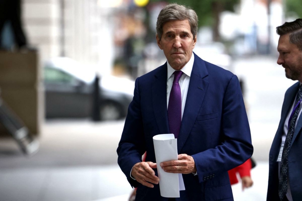 Đặc phái viên của Tổng thống Hoa Kỳ về Khí hậu John Kerry xuất hiện trên chương trình truyền hình chính trị “Sunday Morning” của BBC, hôm 09/07/2023. (Ảnh: Henry Nicholls/AFP qua Getty Images)