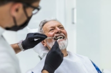 Một số nha sĩ và bác sĩ cho rằng chăm sóc răng miệng tốt hơn có thể giúp ngăn ngừa và kiểm soát các bệnh toàn thân. (Ảnh: Shutterstock)