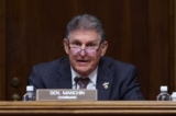 Thượng nghị sĩ Joe Manchin (Dân Chủ-West Virginia), Chủ tịch Ủy ban Năng lượng và Tài nguyên Thiên nhiên của Thượng viện, chất vấn Bộ trưởng Nội vụ Deb Haaland trong phiên điều trần ở Hoa Thịnh Đốn hôm 02/05/2023. (Ảnh: Kevin Dietsch/Getty Images)