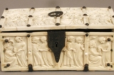 “Chiếc hộp khắc hình ảnh các đôi tình nhân” (Box with Courting Couples), thế kỷ thứ 14. Bảo tàng Nghệ thuật Metropolitan, New York. (Ảnh: Tài liệu công cộng)