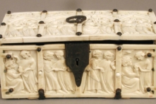 “Chiếc hộp khắc hình ảnh các đôi tình nhân” (Box with Courting Couples), thế kỷ thứ 14. Bảo tàng Nghệ thuật Metropolitan, New York. (Ảnh: Tài liệu công cộng)