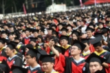 Sinh viên tốt nghiệp Đại học Vũ Hán tham dự lễ tốt nghiệp ở Vũ Hán, tỉnh Hồ Bắc, miền trung Trung Quốc, hôm 20/06/2023. (Ảnh: STR/AFP qua Getty Images)