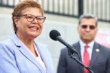 Thị trưởng Los Angeles Karen Bass (Trái) trình bày khi Bộ trưởng Y tế và Dịch vụ Nhân sinh Hoa Kỳ Xavier Becerra đứng bên lắng nghe tại một cuộc họp báo ở Los Angeles hôm 31/05/2023. (Ảnh: Mario Tama/Getty Images)