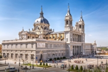 Nhà thờ chính tòa Almudena ở Madrid. (Ảnh: BAHDANOVICH ALENA/Shutterstock)
