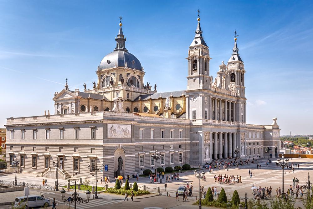 Nhà thờ chính tòa Almudena ở Madrid. (Ảnh: BAHDANOVICH ALENA/Shutterstock)