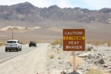 Một bảng cảnh báo về nhiệt độ được đặt dọc theo xa lộ 190 của Hoa Kỳ trong đợt nắng nóng ở Công viên Quốc gia Death Valley ở Death Valley, California, hôm 16/07/2023. (Ảnh: Ronda Churchill/AFP qua Getty Images)