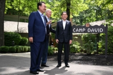 Tổng thống Hoa Kỳ Joe Biden (Giữa) chào đón Thủ tướng Nhật Bản Fumio Kishida (Phải) và Tổng thống Nam Hàn Yoon Suk Yeol tới Trại David, Maryland, để tham dự Hội nghị thượng đỉnh Ba bên hôm 18/08/2023. (Ảnh: Jim Watson/AFP qua Getty Images)