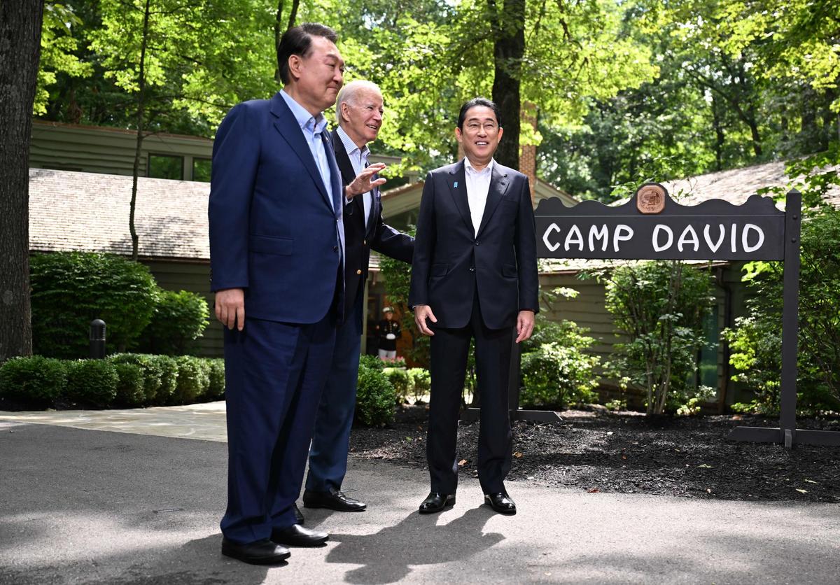Tổng thống Hoa Kỳ Joe Biden (Giữa) chào đón Thủ tướng Nhật Bản Fumio Kishida (Phải) và Tổng thống Nam Hàn Yoon Suk Yeol tới Trại David, Maryland, để tham dự Hội nghị thượng đỉnh Ba bên hôm 18/08/2023. (Ảnh: Jim Watson/AFP qua Getty Images)