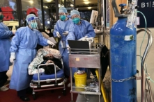 Nhân viên y tế chăm sóc một bệnh nhân COVID ở Thượng Hải vào ngày 14/01/2023. (Ảnh: Kevin Frayer/Getty Images)