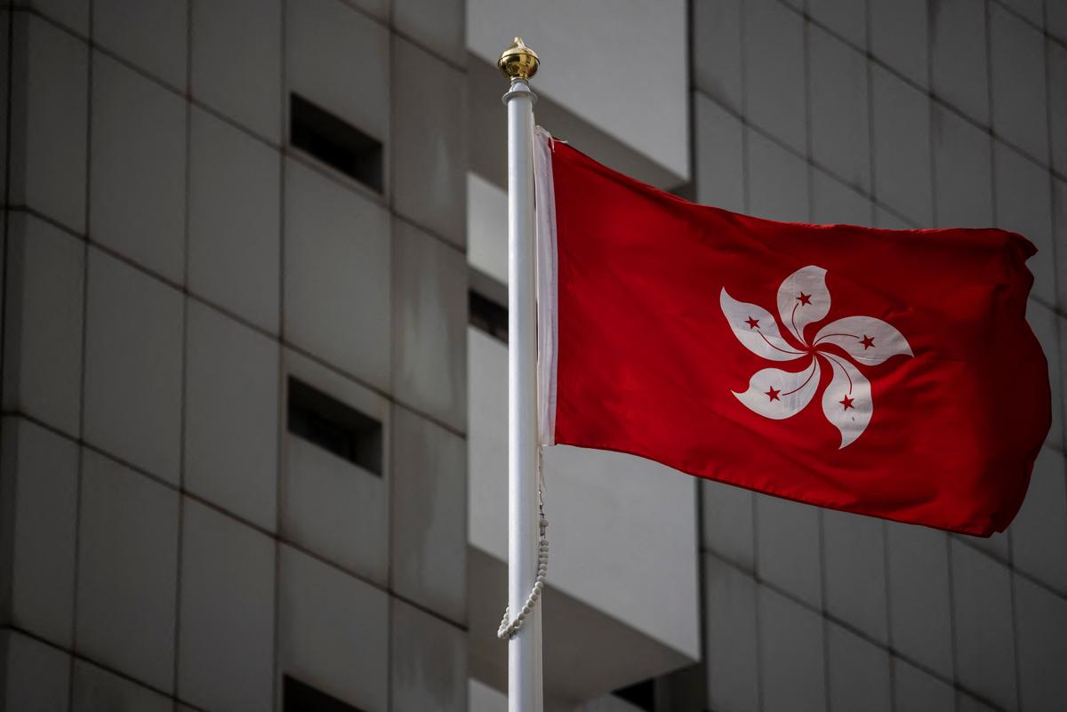 Lá cờ Hồng Kông được nhìn thấy gần Tòa án Tối cao tại Hồng Kông, hôm 28/07/2023. (Ảnh: Isaac Lawrence/AFP qua Getty Images)