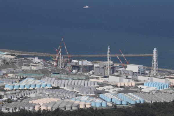 Bức ảnh chụp từ trên không này cho thấy các bể chứa được sử dụng để lưu trữ nước đã qua xử lý tại Nhà máy điện hạt nhân Fukushima Daiichi đã ngừng hoạt động của Công ty Điện lực Tokyo (TEPCO) ở Okuma, quận Fukushima, hôm 24/08/2023. (Ảnh: Str/Jiji Press/AFP qua Getty Images)