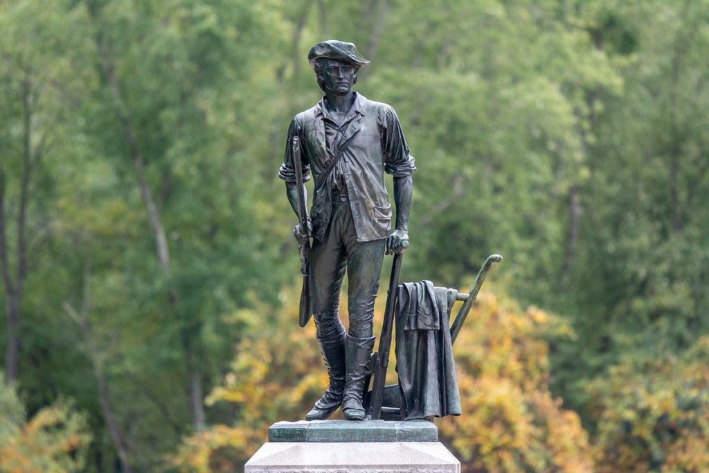 Bức tượng “The Minute Man” (Người dân quân) của điêu khắc gia Daniel Chester French, năm 1875, Concord, Massachusetts. Tác phẩm điêu khắc bằng đồng; cao 7 feet (~ 2.13 mét). (Ảnh: Alizada Studios/Shutterstock)