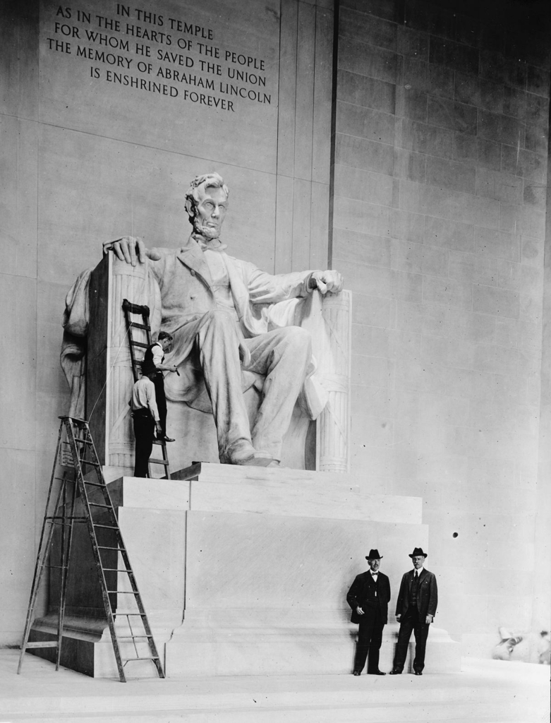 Điêu khắc gia Daniel Chester French làm việc trên bức tượng Lincoln đồ sộ cao 19 foot (~ 5.8 mét). Thư viện Quốc hội. (Ảnh: Tài liệu công cộng)