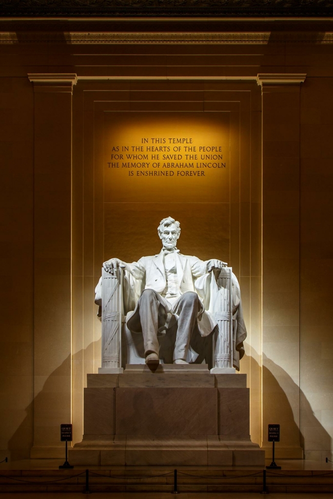 Đài tưởng niệm Lincoln được chiếu sáng vào ban đêm ở Hoa Thịnh Đốn. (Ảnh: Muddymari/Shutterstock)