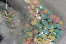 Bức ảnh tư liệu này cho thấy những viên thuốc fentanyl được các nhân viên của Cơ quan Phòng chống Ma túy Hoa Kỳ phát hiện ở New York, vào ngày 04/10/2022. (Ảnh: Cơ quan Phòng chống Ma túy/Tư liệu báo chí qua Reuters)