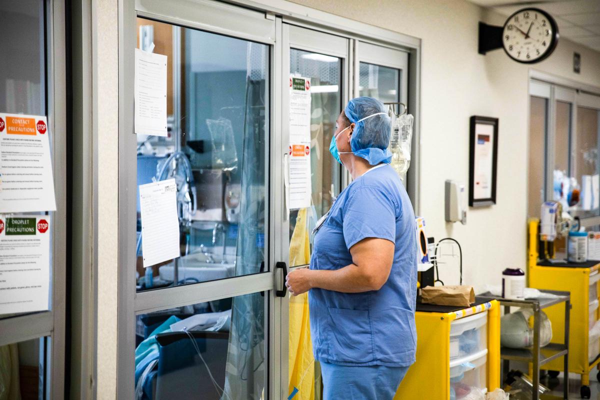 Một chuyên gia chăm sóc sức khỏe chuẩn bị vào phòng bệnh nhân trong một bức ảnh tư liệu. (Ảnh: Megan Jelinger/AFP qua Getty Images)