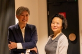 Ngoại trưởng Úc Penny Wong (trái) gặp gỡ ký giả Thành Lôi của Úc (phải) khi đến Phi trường Melbourne, Úc hôm 11/10/2023. (Ảnh do Bộ Ngoại giao và Thương mại (DFAT) cung cấp)