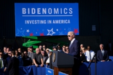 Tổng thống Joe Biden nói về các chính sách kinh tế Biden (Bidenomics), công bố các khoản đầu tư cho sản xuất sạch tại các trung tâm hydro sạch khu vực ở Nhà ga Hàng hải Tioga ở Philadelphia, Pennsylvania, hôm 13/10/2023. (Ảnh: Madalina Vasiliu/The Epoch Times)