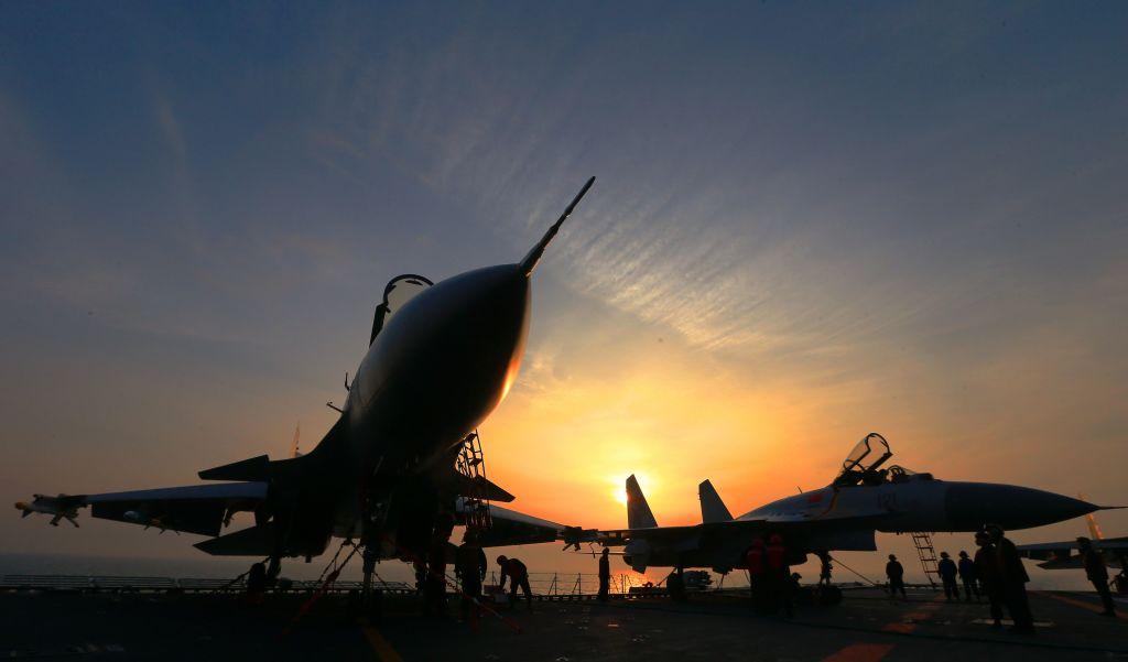 Chiến đấu cơ J15 trên hàng không mẫu hạm đang hoạt động duy nhất mang tên Liêu Ninh của Trung Quốc trong cuộc tập trận trên biển ngày 24/04/2018. (Ảnh: AFP qua Getty Images)