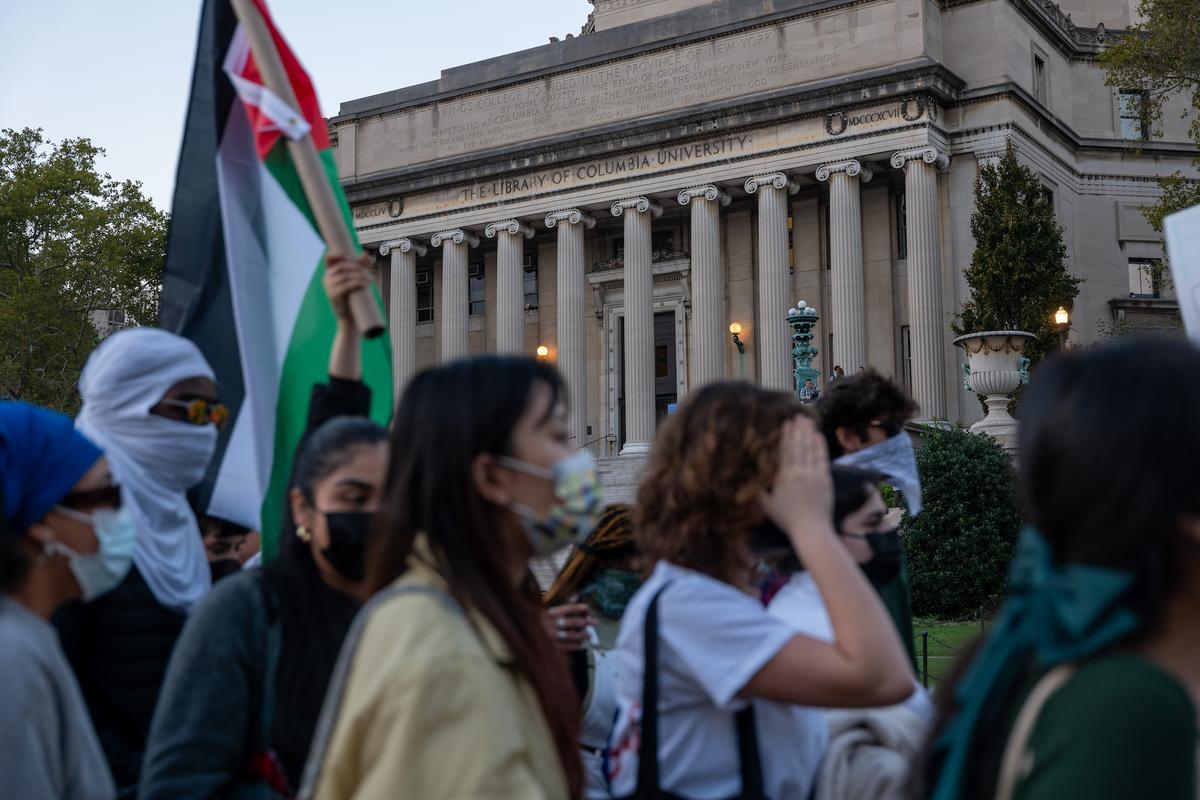 Sinh viên Đại học Columbia tham gia cuộc biểu tình ủng hộ Palestine tại trường đại học vào ngày 12/10/2023. (Ảnh: Spencer Platt/Getty Images)