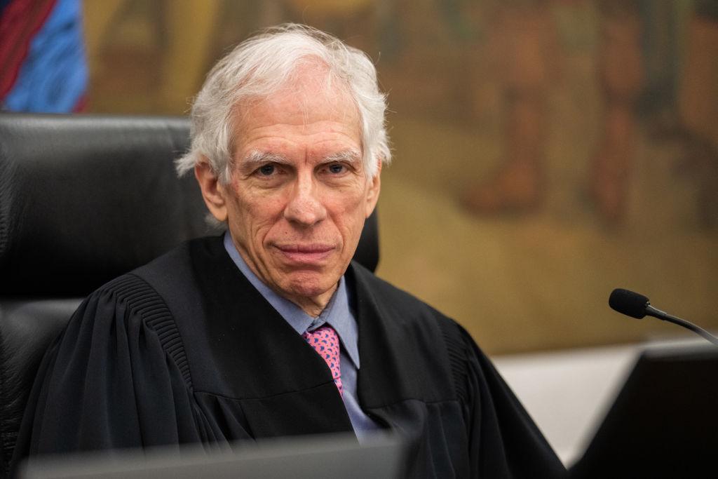 Thẩm phán Arthur Engoron chủ trì phiên tòa xét xử gian lận dân sự nhắm vào cựu TT Donald Trump tại Tòa án Tối cao Tiểu bang New York, Thành phố New York, hôm 18/10/2023. (Ảnh: Jeenah Moon/Pool/Getty Images)